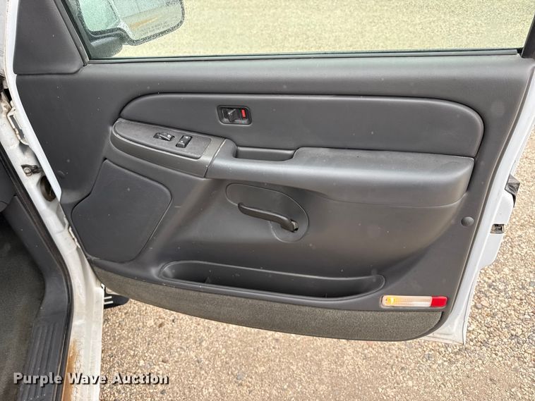 image for item EP2594 2005 GMC Sierra 1500 Ext. Cab pickup truck