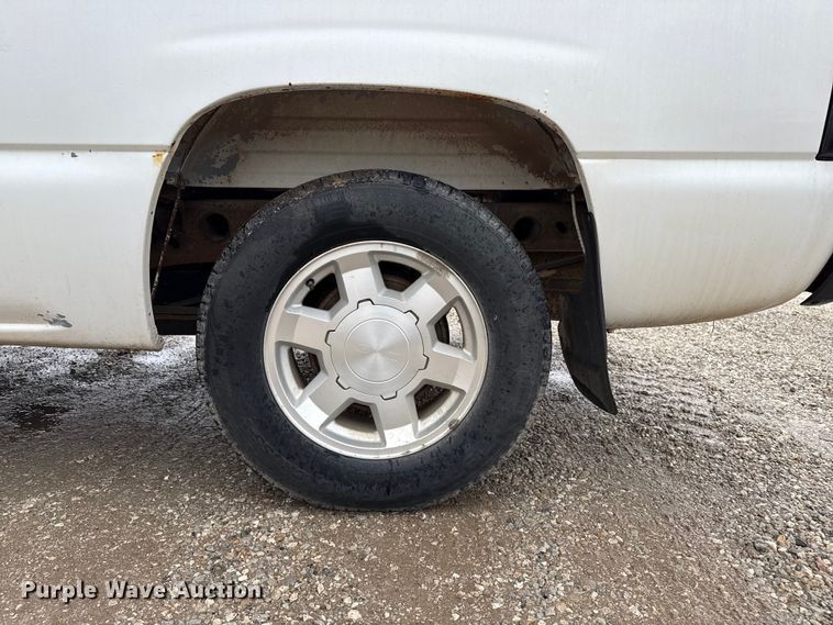 image for item EP2594 2005 GMC Sierra 1500 Ext. Cab pickup truck