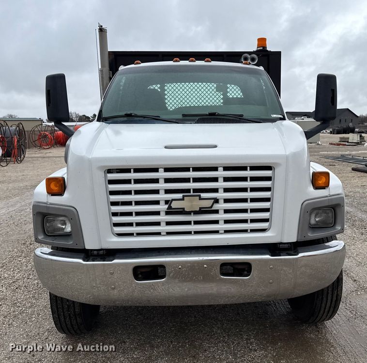 image for item EP2597 2004 GMC C7500 flatbed truck