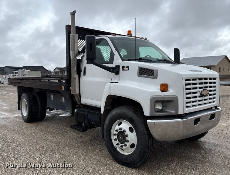 image for item EP2597 2004 GMC C7500 flatbed truck