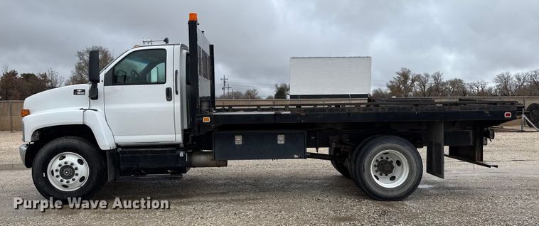 image for item EP2597 2004 GMC C7500 flatbed truck