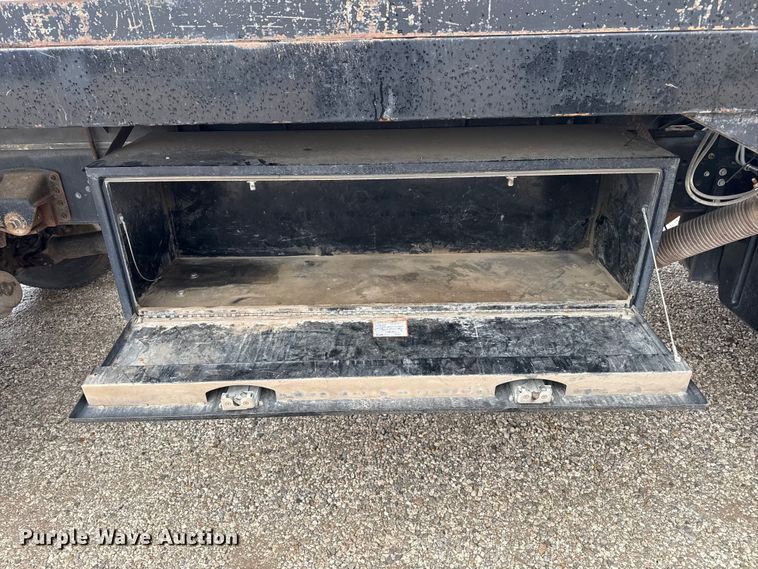 image for item EP2597 2004 GMC C7500 flatbed truck