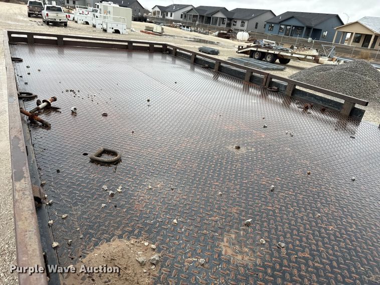 image for item EP2597 2004 GMC C7500 flatbed truck