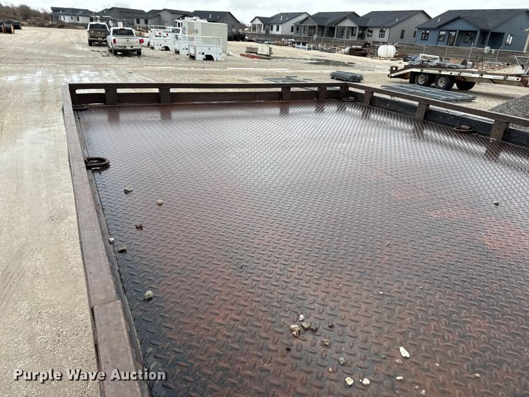 image for item EP2597 2004 GMC C7500 flatbed truck