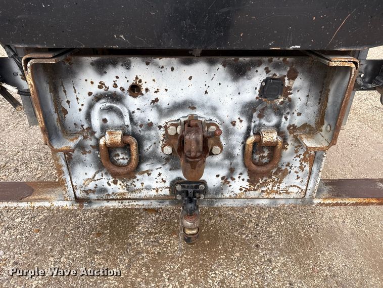 image for item EP2597 2004 GMC C7500 flatbed truck