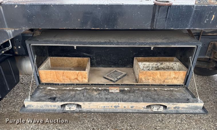 image for item EP2597 2004 GMC C7500 flatbed truck