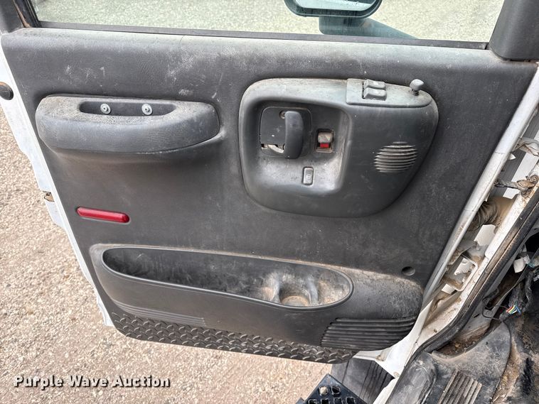 image for item EP2597 2004 GMC C7500 flatbed truck