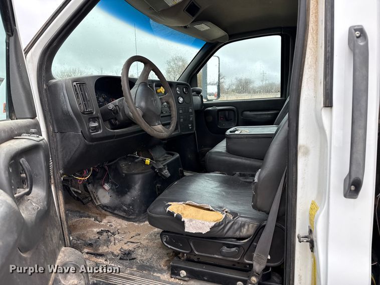 image for item EP2597 2004 GMC C7500 flatbed truck