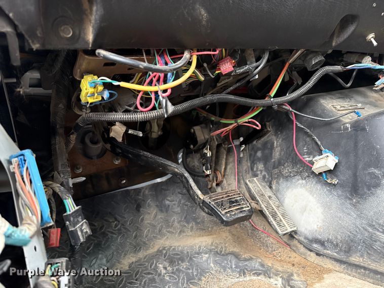 image for item EP2597 2004 GMC C7500 flatbed truck