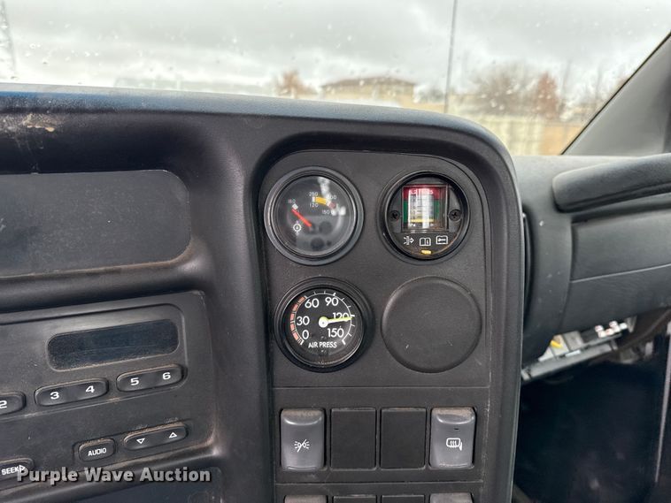 image for item EP2597 2004 GMC C7500 flatbed truck