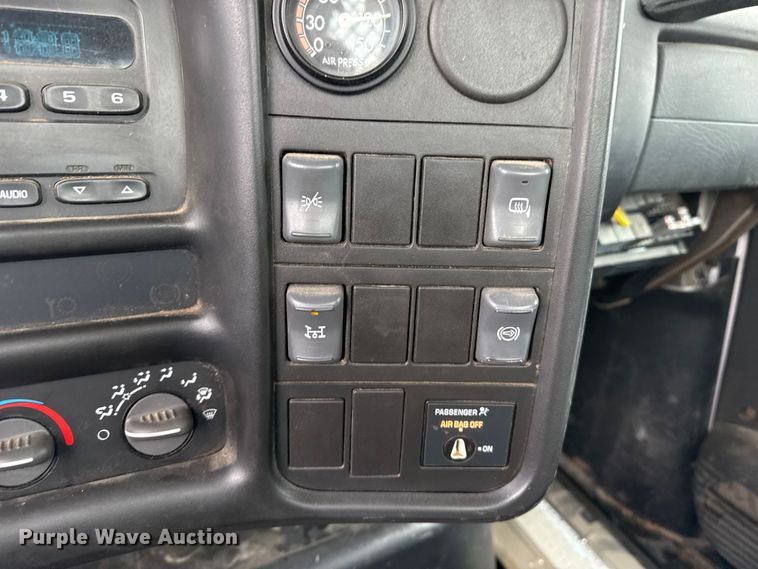 image for item EP2597 2004 GMC C7500 flatbed truck