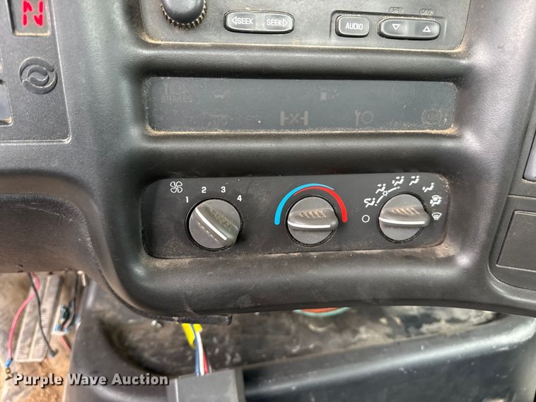 image for item EP2597 2004 GMC C7500 flatbed truck