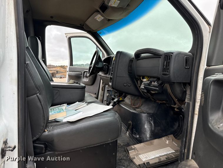 image for item EP2597 2004 GMC C7500 flatbed truck