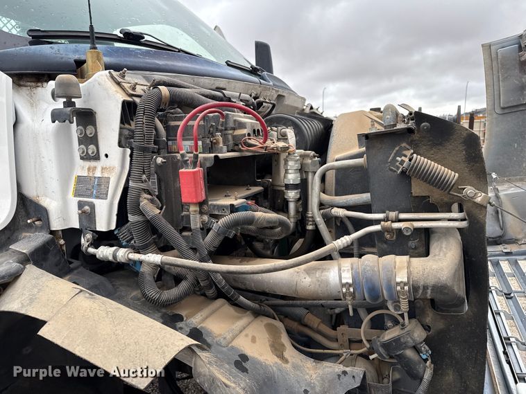 image for item EP2597 2004 GMC C7500 flatbed truck