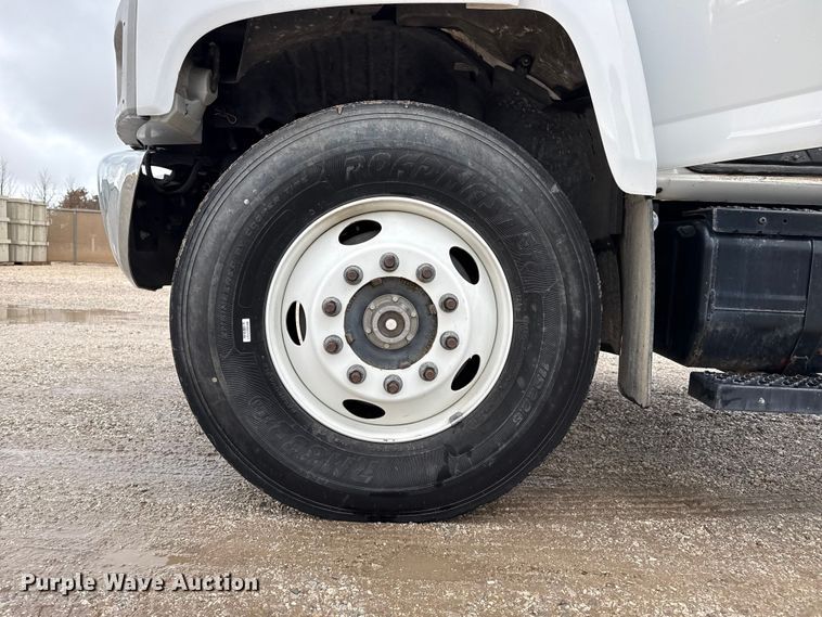 image for item EP2597 2004 GMC C7500 flatbed truck