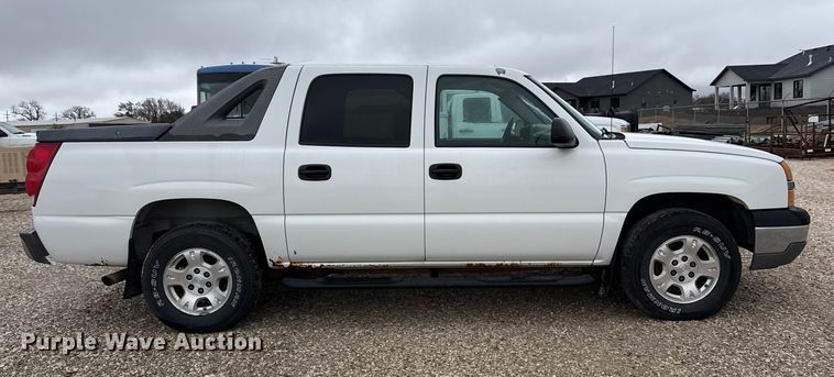image for item EP2603 2004 Chevrolet Avalanche pickup truck