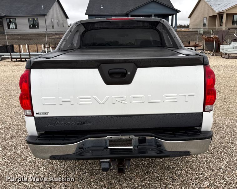image for item EP2603 2004 Chevrolet Avalanche pickup truck