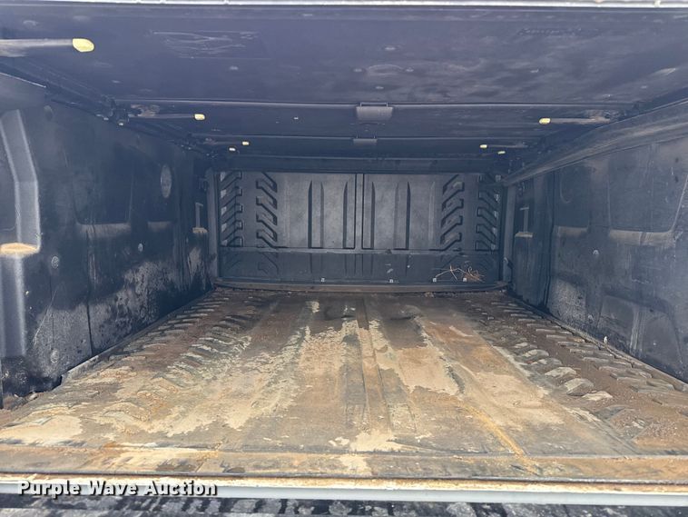 image for item EP2603 2004 Chevrolet Avalanche pickup truck