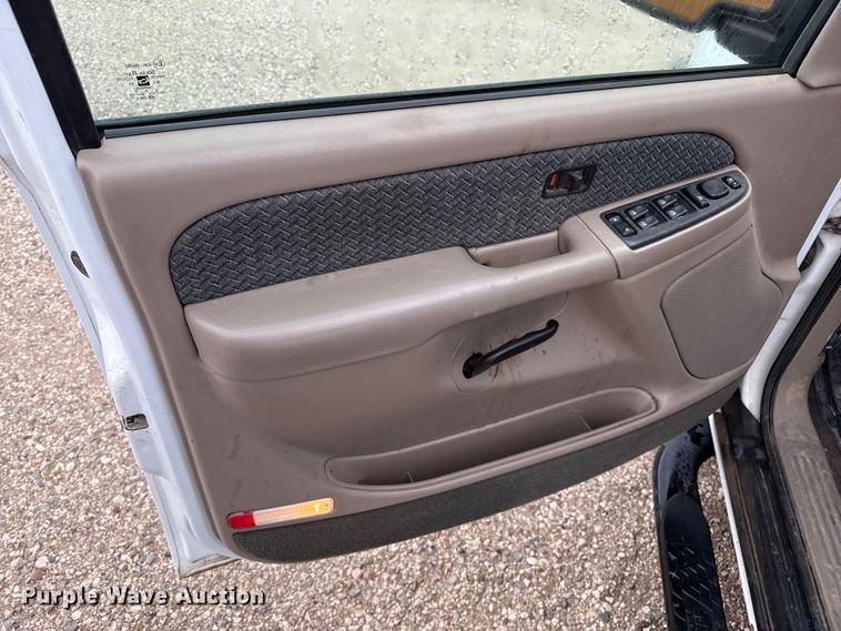 image for item EP2603 2004 Chevrolet Avalanche pickup truck