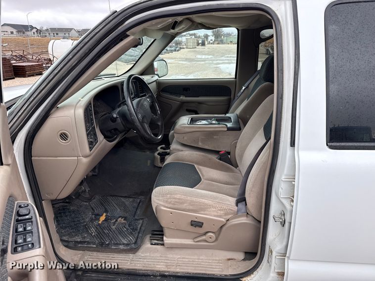 image for item EP2603 2004 Chevrolet Avalanche pickup truck