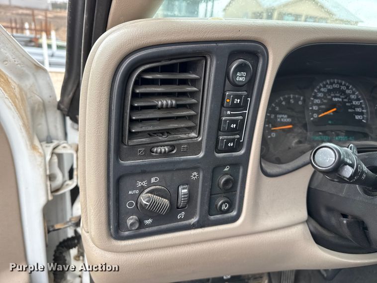 image for item EP2603 2004 Chevrolet Avalanche pickup truck