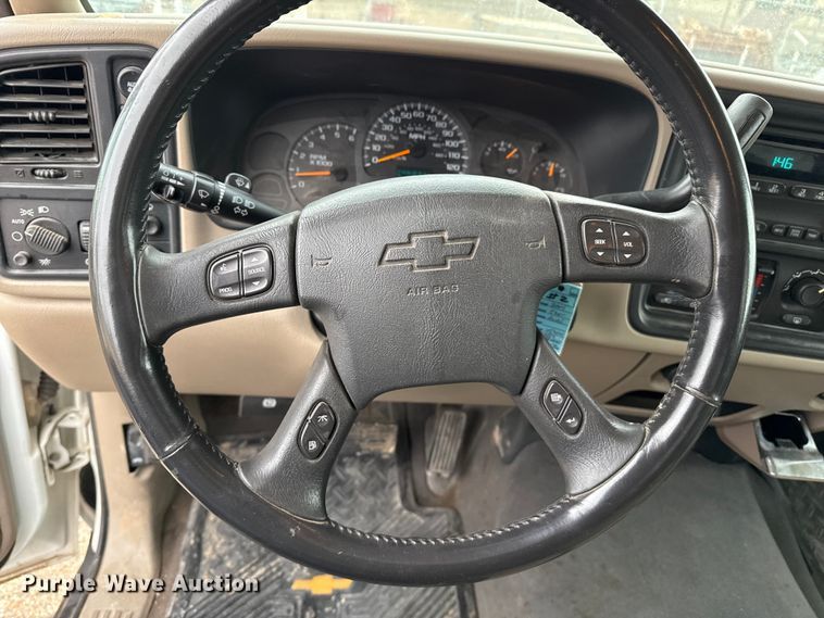 image for item EP2603 2004 Chevrolet Avalanche pickup truck