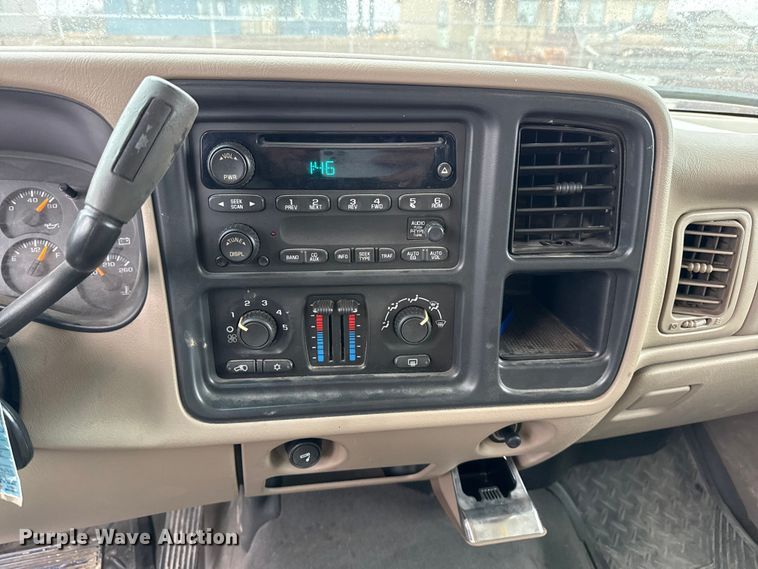 image for item EP2603 2004 Chevrolet Avalanche pickup truck