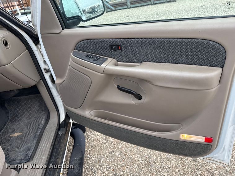 image for item EP2603 2004 Chevrolet Avalanche pickup truck