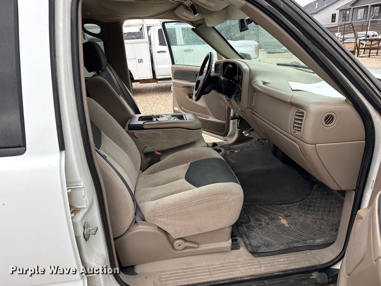 image for item EP2603 2004 Chevrolet Avalanche pickup truck