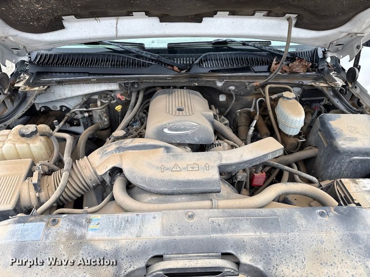 image for item EP2603 2004 Chevrolet Avalanche pickup truck