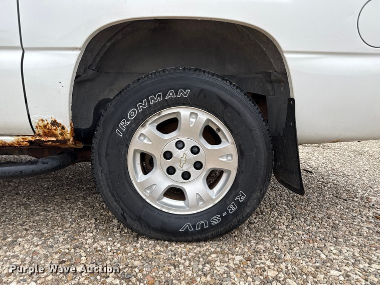 image for item EP2603 2004 Chevrolet Avalanche pickup truck