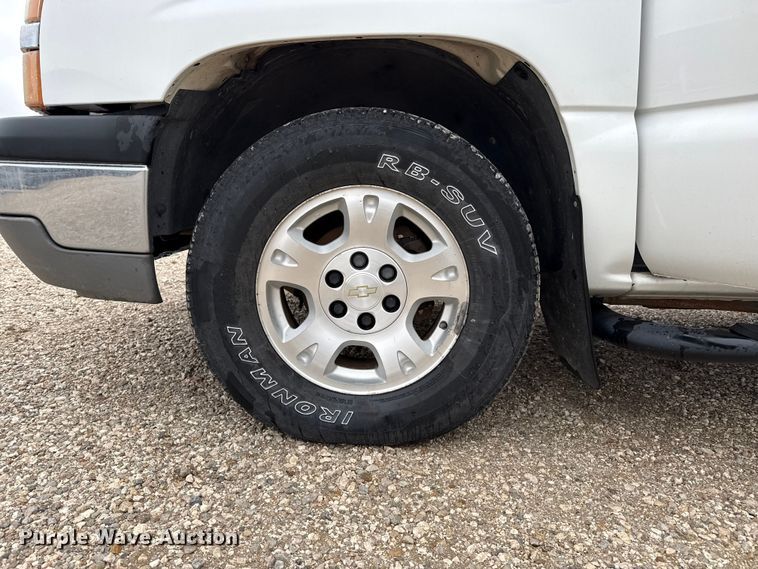 image for item EP2603 2004 Chevrolet Avalanche pickup truck