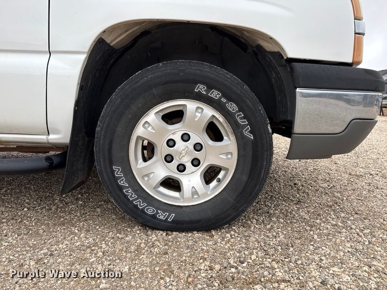 image for item EP2603 2004 Chevrolet Avalanche pickup truck