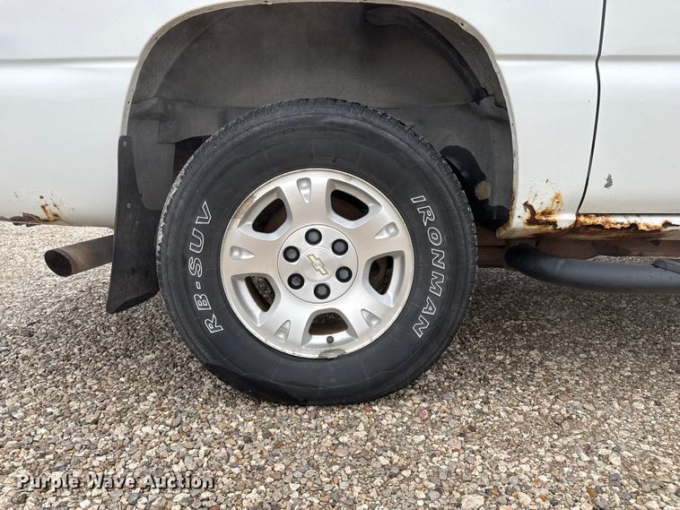 image for item EP2603 2004 Chevrolet Avalanche pickup truck