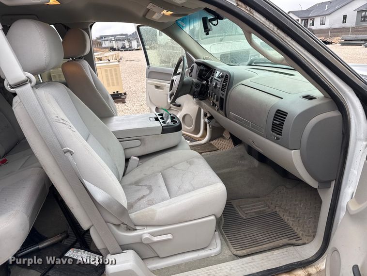 image for item EP2604 2010 GMC Sierra 2500HD Ext. Cab pickup truck