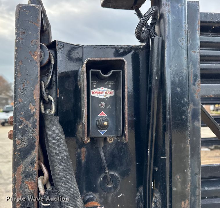 image for item ER0298 2016 Chevrolet Silverado 3500HD flatbed pickup truck