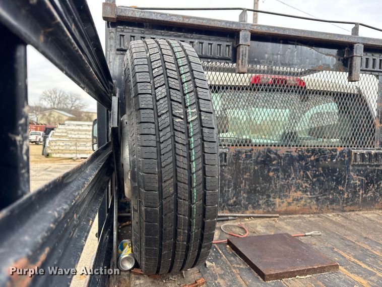 image for item ER0298 2016 Chevrolet Silverado 3500HD flatbed pickup truck