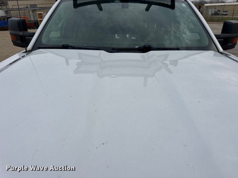 image for item ER0298 2016 Chevrolet Silverado 3500HD flatbed pickup truck