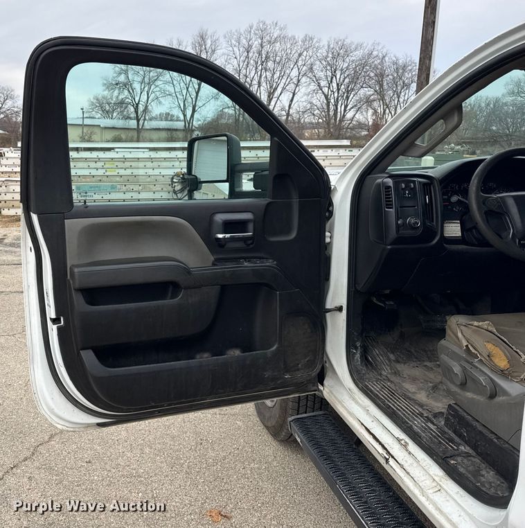 image for item ER0298 2016 Chevrolet Silverado 3500HD flatbed pickup truck