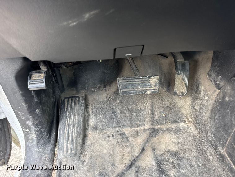 image for item ER0298 2016 Chevrolet Silverado 3500HD flatbed pickup truck