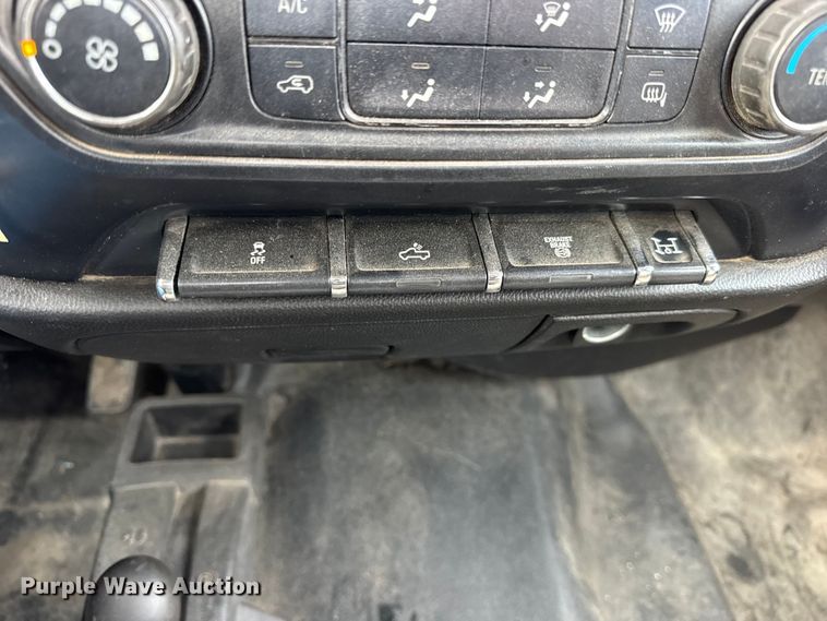 image for item ER0298 2016 Chevrolet Silverado 3500HD flatbed pickup truck