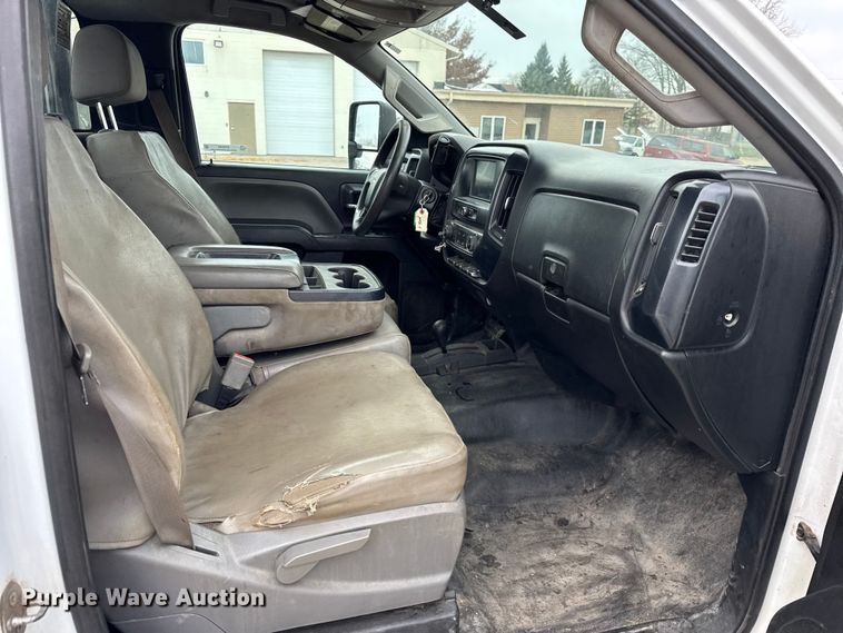 image for item ER0298 2016 Chevrolet Silverado 3500HD flatbed pickup truck