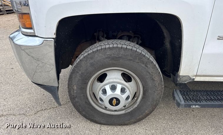 image for item ER0298 2016 Chevrolet Silverado 3500HD flatbed pickup truck