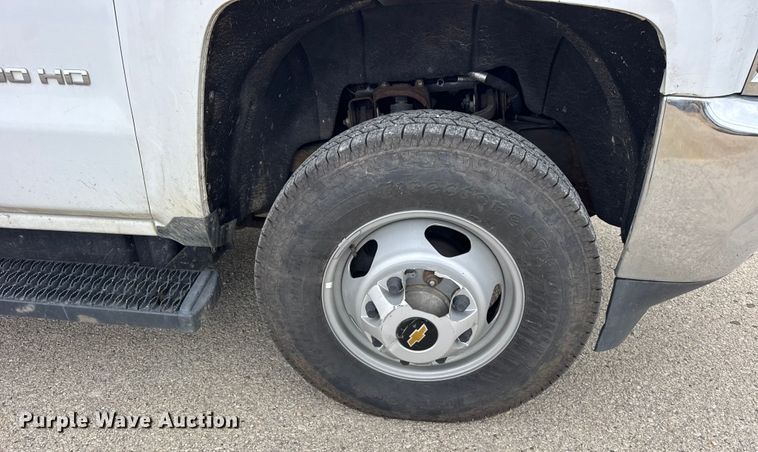 image for item ER0298 2016 Chevrolet Silverado 3500HD flatbed pickup truck