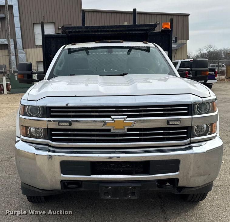 image for item ER0299 2016 Chevrolet Silverado 3500HD flatbed pickup truck