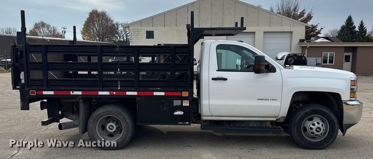 image for item ER0299 2016 Chevrolet Silverado 3500HD flatbed pickup truck