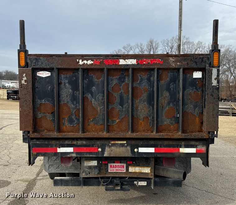 image for item ER0299 2016 Chevrolet Silverado 3500HD flatbed pickup truck