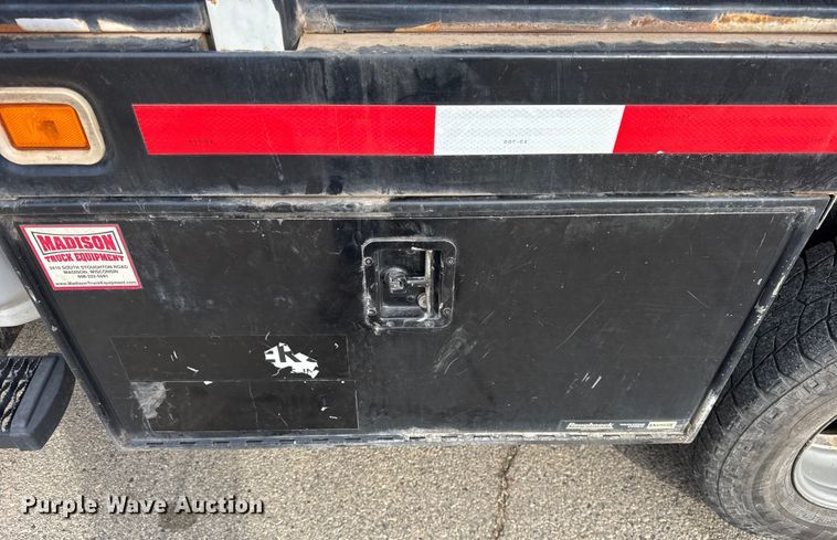 image for item ER0299 2016 Chevrolet Silverado 3500HD flatbed pickup truck