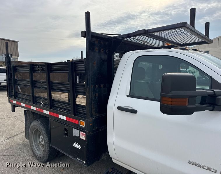 image for item ER0299 2016 Chevrolet Silverado 3500HD flatbed pickup truck