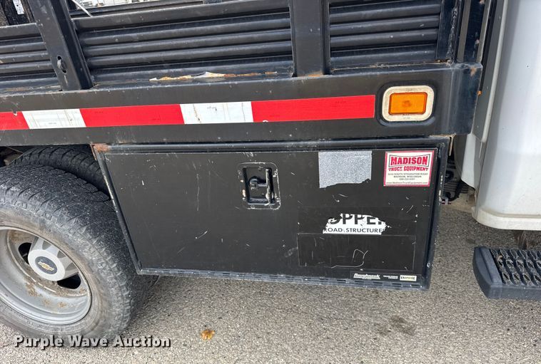 image for item ER0299 2016 Chevrolet Silverado 3500HD flatbed pickup truck